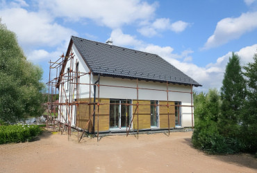 [Patrový, individuálně upravený dům Avanti 2-147. Zrcadlově otočený půdorys, změněné umístění a velikost oken.]