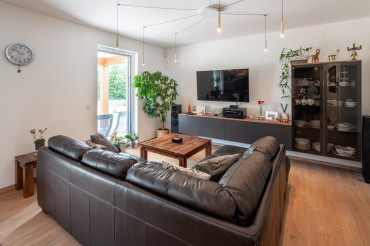 [Obývací pokoj v moderní dřevostavbě na klíč]