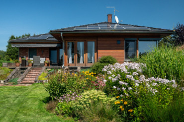 [Bungalov 4 kk s terasou od Haas. Obložení dřevem, pohled se zahradou.]