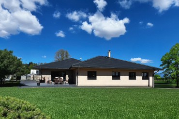 [Moderní luxusní bungalov od Haas. Terasa, obložení kamenem, zahrada.]