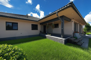 [Luxusní bungalov na klíč od Haas. Velká terasa zahrada.]