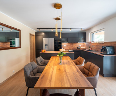 [Kuchyň v moderní dřevostavbě na klíč]