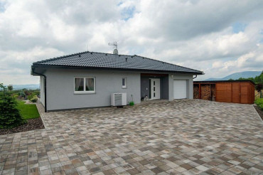 [Bungalov 5kk s garáží a valbovou střechou]
