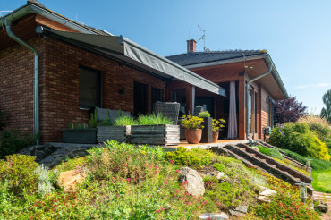 [Bungalov 4 kk s teratou - zastínění terasy, obložení cihlou, zahrada.]