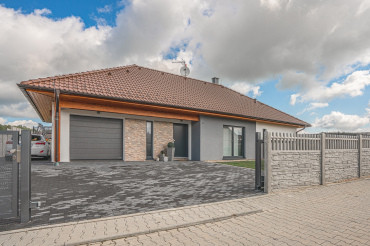 [bungalov s garáží a valbovou střechou]
