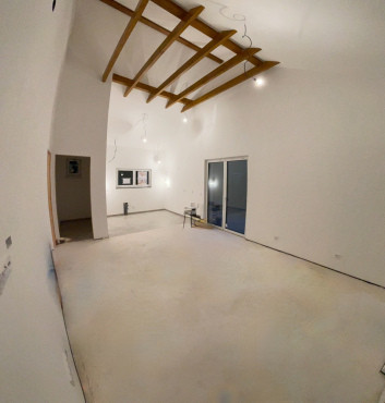 [Rodinný dům Haas, bungalov na míru, 3+kk. Otevřený strop v obývacím pokoji.]