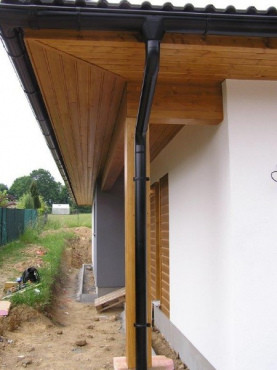 [drevostavba-haas-fertigbau-bungalov-instinkt-detail-podbiti.jpeg]