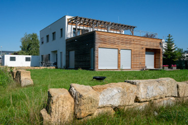 [Moderní patrová dřevostavba na klíč od Haas. Obložení dřevem, terasa.
]