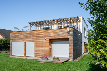 [Moderní patrová dřevostavba na klíč od Haas. Obložení dřevem, terasa.
]