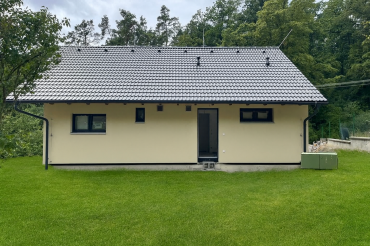 [Rodinný dům Haas, bungalov na míru, 3+kk, menší dům se sedlovou střechou, pohled zvenku.]