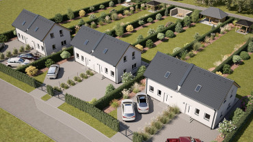 [Patrové dvojdomy Haas. Dřevostavby se sedlovou střechou a pozemkem, pohled shora.]