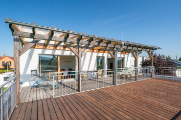 [Velká terasa moderní patrové dřevostavby na klíč od Haas. Rodinný dům. Částečně krytá terasa.]