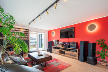 [Obývací prostor v moderní dřevostavbě na klíč]