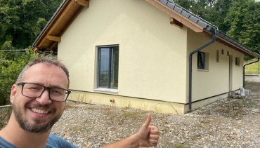 [Rodinný dům Haas, bungalov na míru, 3+kk, menší dům se sedlovou střechou, pohled zvenku.]