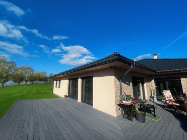 [Moderní luxusní bungalov od Haas. Terasa, obložení kamenem.]
