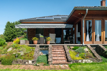 [Bungalov 4 kk s terasou. Pohled zvenku, schody na zahradu, zastínění terasy.]