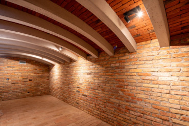 [Vinný sklep v moderní dřevostavbě na klíč]