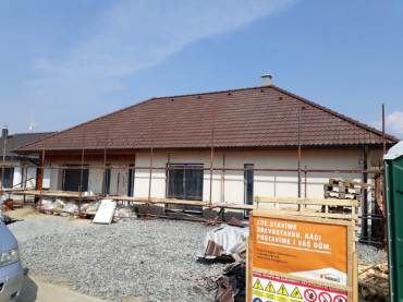 [drevostavba-bungalov-instinkt-pred-dokoncenim-pohled-z-ulice.jpeg]