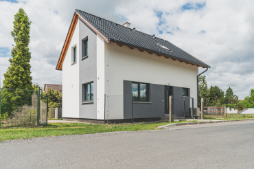 [Vzorový dům Haas, patrová dřevostavba, rodinný dům se sedlovou střechou, 5+kk, zahrada, pohled z boku.]