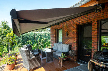 [Bungalov 4 kk s terasou. Obložení cihlou, zastínění terasy.]