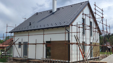 [Patrový rodinný dům na klíč Haas. Avanti 2-147, individuální úpravy. Změna půdorysu a změněné umístění a velikost oken. Pohled zvenku.]