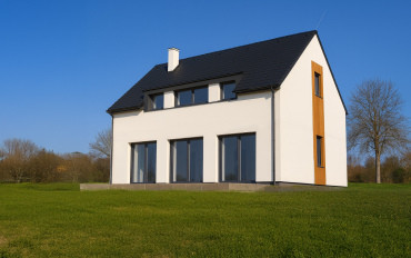 [Patrový rodinný dům Haas, dřevostavba. Dispozice 5+kk, velká francouzská okna,individuální projekt. Foto zepředu.]