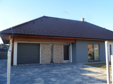 [drevostavba-bungalov-instinkt-pdetail-garaz-pohled-z-ulice.jpeg]