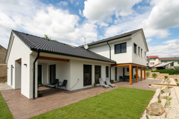 [Krytá terasa nebo stání pro auto v moderní dřevostavbě na klíč]