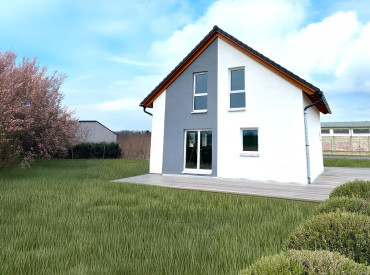 [Patrový rodinný dům Haas. Dřevostavba se sedlovou střechou a kamenným obkladem, se zahradou a budoucí terasou, vstup do zahrady.]