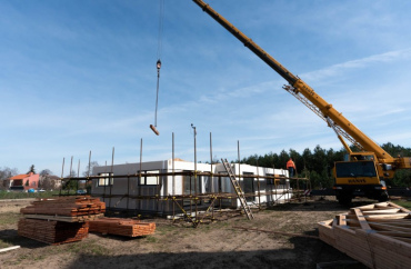 [2b-drevostavba-bungalov-instinkt-prvni-den-stavby.jpeg]