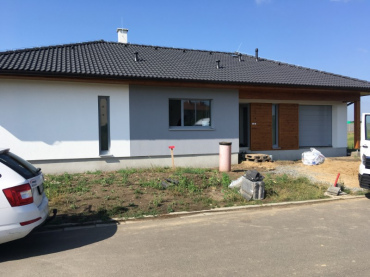 [4-drevostavba-bungalov-instinkt-pohled-z-ulice.jpeg]